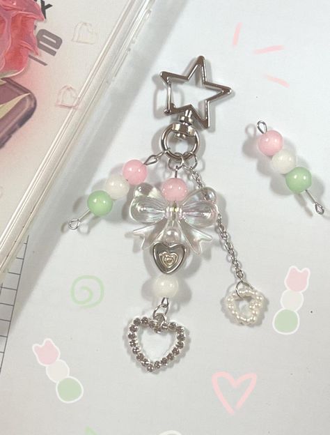 A cute Japanese Dango keychain!  (Crossed out charm = no more) Japanese Vintage Aesthetic, Dango Keychain, Keychain Essentials, Japanese Dango, Heisei Retro, Snacks Japonais, Sanrio Keychain, Keychain Tutorial, Phone Keychain