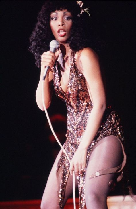 Queen of Disco: 30 Stunning Photographs of Donna Summer on the Stage in the 1970s ~ Vintage Everyday Donna Summers, 70s Mode, Famous Music, Phylicia Rashad, Singer Art, Disco Glam, Disco Fashion, Disco Era, Vintage Black Glamour