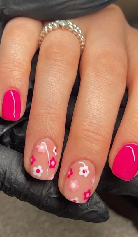 Short Nail Designs Girly, Shlack Nails Ideas Short Summer, Shilac Nails Ideas, Short Nails Pink Design, Short Shellac Nails Summer, Short Manicured Nails Gel, Fun Summer Nails Short, Short Nails Flowers, Gel Nail Manicure Ideas