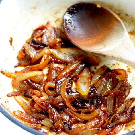 How to caramelize onions to sweet and golden perfection with this step by step tutorial. 👌🏻#caramelized #onion Onions Caramelized, Vidalia Onion Recipes, How To Carmalize Onions, Caramelized Onions Recipe, Pork Casserole, Carmelized Onions, Caramelized Onion, Onion Recipes, Vegetable Sides