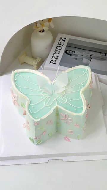 Cake Decoration Tutorial, Tinkerbell Birthday Cakes, Cake Mango, Birthday Cake Alternatives, Butterfly Cake Decorations, Sunflower Cake, Unique Cakes Designs, Baby Birthday Party Theme, Butterfly Birthday Cakes