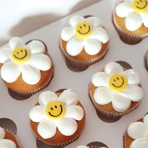 Retro Flower Cupcakes, Smiley Daisy Birthday, Groovy Theme Cupcakes, Retro Cupcake Ideas, Groovy Cupcakes Ideas, Two Groovy Cupcakes, Groovy Cupcakes, 21st Cupcakes, Cute Cupcake Ideas