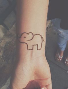 Easy elephant henna Simple Hand Henna, Elephant Henna, Bracelet Tatoo, Hanna Tattoo, Henna Ink, Henne Tattoo, Henna Flower Designs, Cute Henna Tattoos, Diy Henna