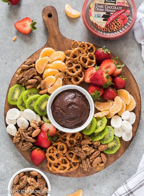 Easy Platter Ideas Finger Foods, Snack Plates Parties, Meat Platter Ideas Finger Foods, Easy Grazing Platter Ideas, Food Trays For Parties, Candy Tray Ideas, Fruit And Nut Platter, Choc Fondue, Lunch Party Food