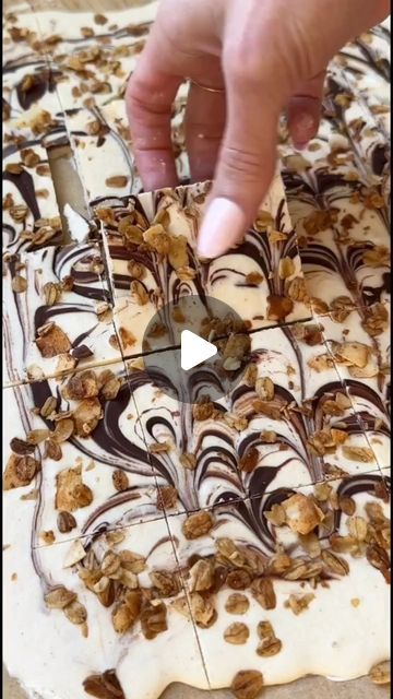 Healthy Ingredient Recipes 🥗 on Instagram: "Frozen Cottage Cheese Bark, packed with high protein, is an absolute must-try! 👏👏👏

I opted for the classic and delightful combo of peanut butter and chocolate, adding a sprinkle of granola for that perfect crunch. Let me tell you, I'm completely hooked! 😍🙌🏼

FOLLOW, SAVE & SHARE! 📌
Get my FREE Recipe Book with 🔗 in my bio.

Here's how to whip it up:

Ingredients:

2 cups (16 oz) cottage cheese
2 Tbsp honey or maple syrup
2 Tbsp peanut butter
3 Tbsp chocolate chips
3 Tbsp granola

Instructions:
1️⃣ Blend cottage cheese, honey, and peanut butter until smooth. Pour the mixture onto a parchment-lined baking sheet, spreading it evenly into a rectangular shape, about 1/4 inch thick.
2️⃣ Melt chocolate chips and add teaspoon-sized dollops onto Frozen Cottage Cheese, Cottage Cheese Bark, Cottage Cheese Desserts, Eating Bird Food, Cheese Bar, Cottage Cheese Recipes, Bark Recipe, Melting Chocolate Chips, Chocolate Bark