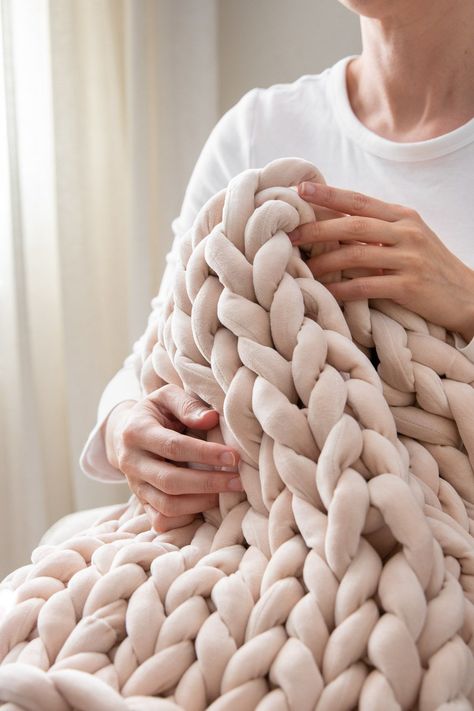 DIY arm knit blanket Arm Knitting Blanket Diy, Thick Knitted Blanket, Arm Knitting Tutorial, Large Knit Blanket, Arm Knit Blanket, Free Crochet Blanket Patterns, Arm Crocheting, Chunky Yarn Blanket, Arm Knitting Yarn