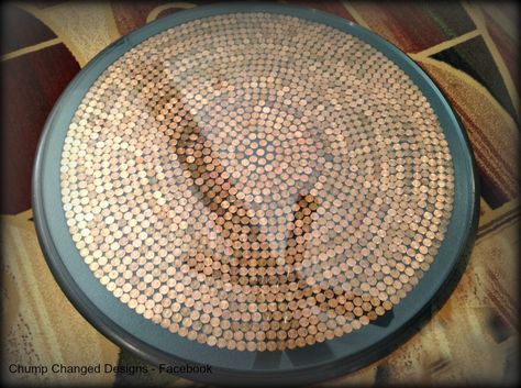 Penny Table - Lots of cool stuff to do with pennies. Love the Bar and earrings!! Penny Crafts, Penny Table, Patio Table, Diy Projects To Try, Round Table, Decoration Table, Home Projects, Braided Rugs, Fun Crafts