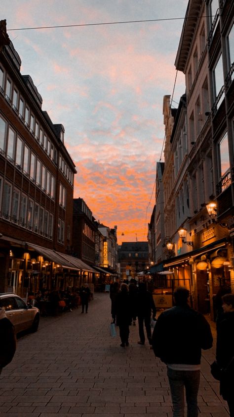 Sunset in Düssedorf on a street Europe Aesthetic Germany, German Aesthetic Place, Dusseldorf Germany Aesthetic, Travel Aesthetic Germany, Life In Germany Aesthetic, German City Aesthetic, Germany Wallpaper Aesthetic, Dortmund Aesthetic, Dusseldorf Aesthetic