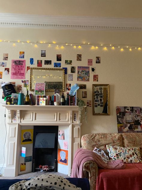 #uniroom #edinburghuni #flatdecor #prints #fireplace #interiordesign Dash And Lily Lilys Room, Uni Living Room Ideas, Fireplace Ideas Aesthetic, Girls Uni House Aesthetic, Uni House Decor Living Room, Uni Flat Aesthetic, Uni House Aesthetic, 20 Year Old Apartment, Student House Decor