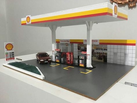 Hot Wheels Diorama Garage, Hot Wheels Garage Diy, Gas Station Diorama, Car Diorama, Paper Models House, Hot Wheels Room, Cardboard Crafts Kids, Hot Wheels Display, Hot Wheels Garage