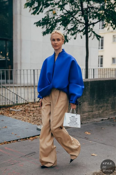 Navy Street Style, Milan Fashion Week 2023 Street Style, Cobalt Blue Pants Outfit, Blue Street Style, Paris Fashion Week 2023, Beige Hose, 2020 Street Style, Women Inspiration, Walking Down The Street