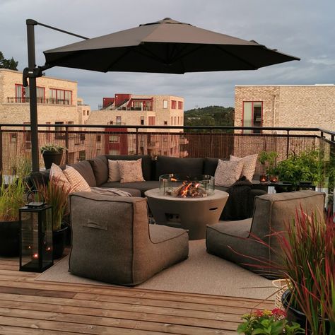 Outdoor Penthouse Terrace, Big Teracce Ideas, Penthouse Patio Rooftop Terrace, Terrace On Roof, Penthouse Balcony Ideas, Penthouse Apartment Terraces, Cozy Rooftop Terrace, Flat Terrace Design, Hotel Patio Design