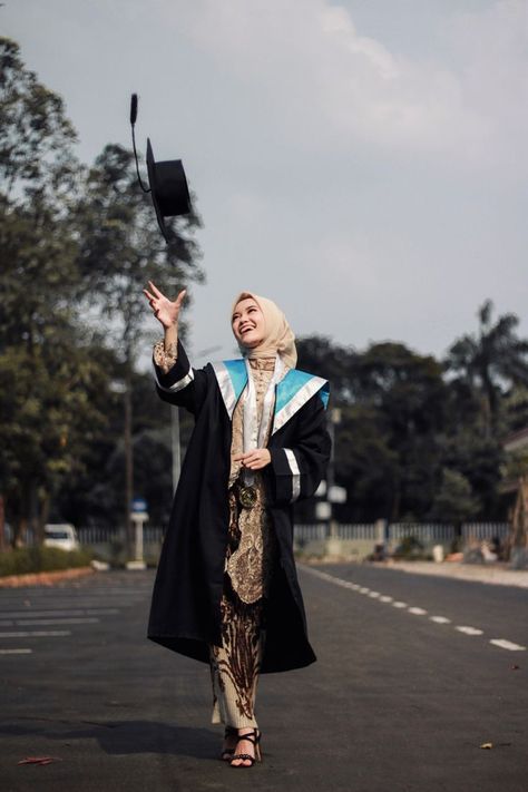 Toga Wisuda Aesthetic, College Graduation Photoshoot, Outdoor Graduation, Grad Photography, Friend Graduation, Graduation Photography Poses, Graduation Poses, Graduation Picture Poses, Grad Photoshoot