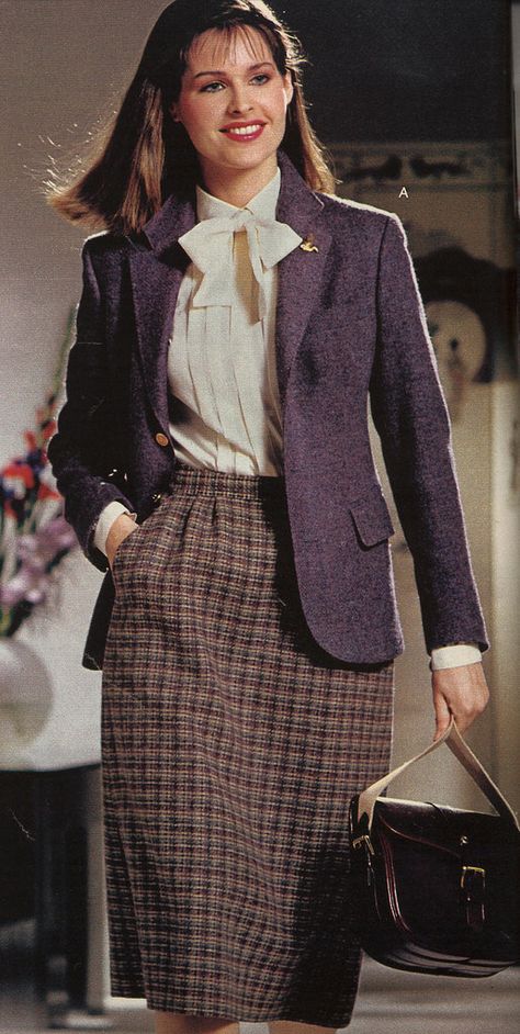 Spiegel Fall 81  3 80s News Anchor, Retro Corporate Aesthetic, Tv News Reporter Outfits, 80s Work Outfit, 80s Fashion Business, 80s Business Woman, Suit And Scarf, 80s Fits, Moda 80s