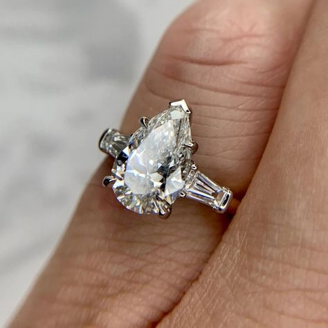 Pear Shaped Engagement Rings And Band, Americana Wedding, Trillion Diamond Ring, Pear Shaped Diamond Engagement Rings, Pear Moissanite Engagement Ring, Pear Shaped Engagement Rings, Pear Ring, Moissanite Engagement Ring Solitaire, Baguette Diamond Rings