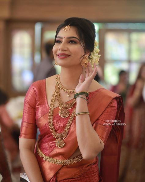 Kerala Hindu Bride, Saree Kerala, Kerala Wedding Saree, South Indian Wedding Saree, Kerala Bride, Bridal Sarees South Indian, Kerala Wedding, Gold Jewellry, Hindu Bride