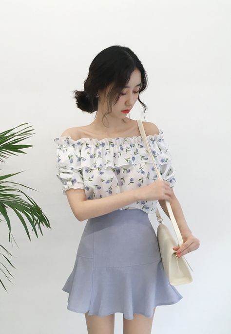 [MIXXMIX] FLORAL OFF-SHOULDER HALF SLEEVE BLOUSE Outfit Ideas Korean, Korean Blouse, Rok Mini, Cute Skirt Outfits, Half Sleeve Blouse, Trendy Fashion Tops, Korean Fashion Dress, Causual Outfits, Ulzzang Fashion