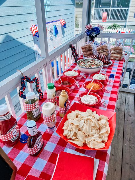 Forth Of July Party Food, July 4th Backyard Decor, July 4th Pool Party Decorations, American Bbq Party Decor, Fourth Of July Beach Party, American Birthday Party Theme, Fourth Of July Outside Decor, Usa Pool Party, 4th Of July Hot Dog Bar