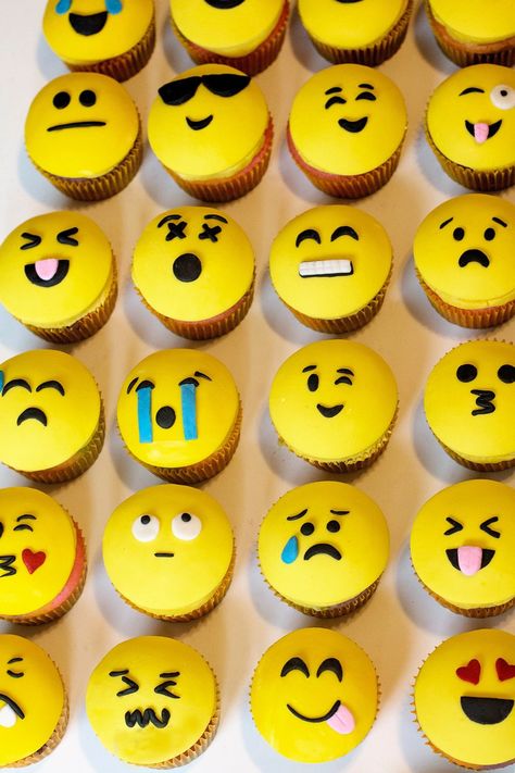 Emoji cupcakes Smile Cupcakes, Emoji Cakes, Smiley Cake, Emoji Birthday Cake, Farewell Cake, Birthday Cupcakes Boy, Emoji Cupcakes, Emoji Cake, Emoji Birthday Party