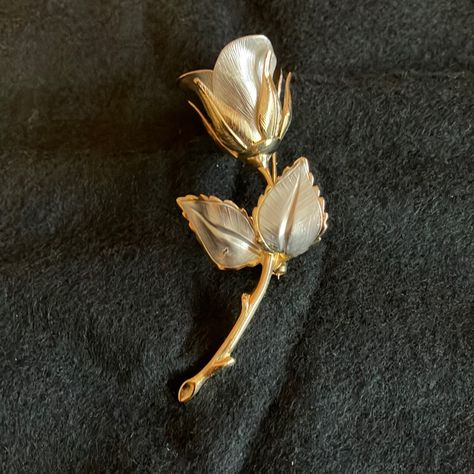 Brand New / Never Worn Rose Lapel Pin Measures 2 1/2 “ Excellent Condition - Stored In Original Box Makes An Excellent Gift ! Antique Costume Jewelry, Garage Sale Pricing, Poker Chips, Garage Sale, Lapel Pin, Lapel Pins, Costume Jewelry, Antique Jewelry, Poker