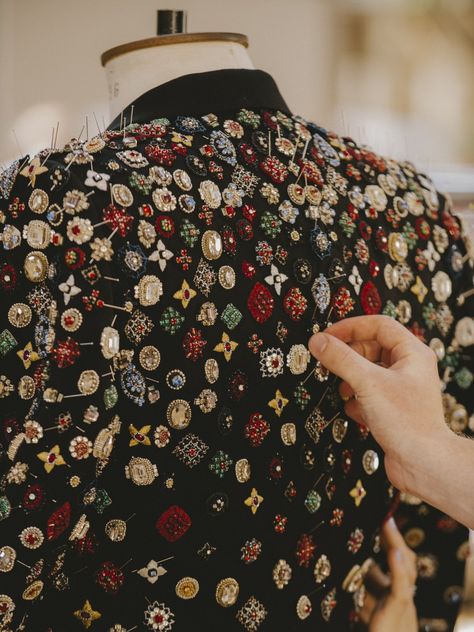 Alexander Mcqueen Menswear, Vintage Menswear, Textil Design, Couture Embroidery, Creation Couture, Embroidery Fashion, Embroidered Jacket, Mode Inspiration, Fashion Details