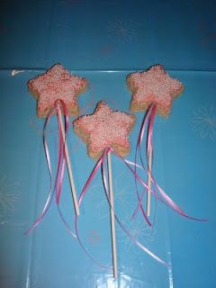 For a princess party. Rice krispy treat wands. Party Rice, Birthday Magic, Knight Party, Diy Edible, Halloween Things, Cereal Treats, Princess Tea Party, Rice Krispy, Magic Wands