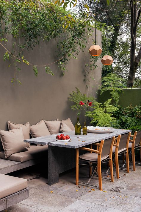 4 Ways to Get a Lush & Modern Outdoor Look. Set al Fresco Ambience. A built-in bench and table turn this courtyard into an open-air dining room. Casa Hobbit, Outdoor Seating Area, Modern Backyard, Patio Interior, घर की सजावट, Outdoor Dining Area, Patio Area, Patio Table, Outdoor Rooms