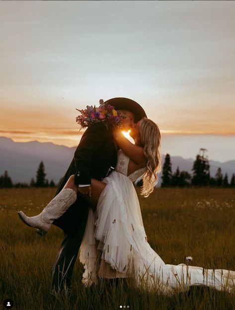 Country Wedding Elopement, Wedding Picture Ideas For Photographer, Outdoor Wedding Pictures Ideas, Boho Wedding Photo Ideas, Diy Elopement Ideas, Country Wedding Bridal Party, November Wedding Photos, Wedding Photo Ideas Country, Fall Wedding Photos Bride And Groom