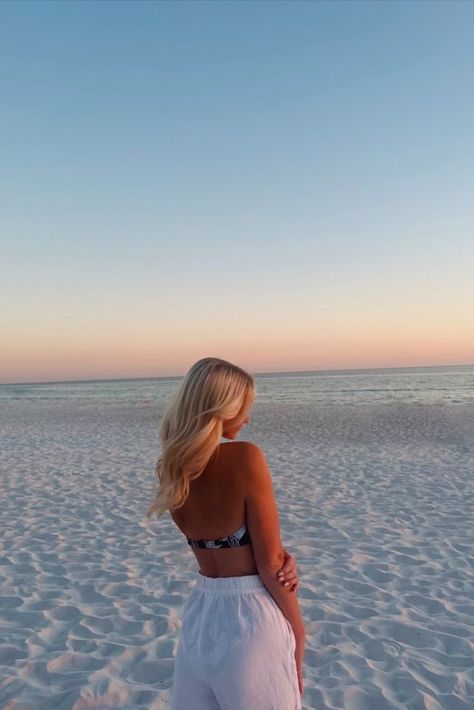 Beach Ocean Aesthetic, Beach Vacation Pictures, Summer Beach Pictures, Beach Photo Inspiration, Cute Beach Pictures, Cute Photo Poses, Cruise Pictures, Beach Instagram Pictures, Summer Poses