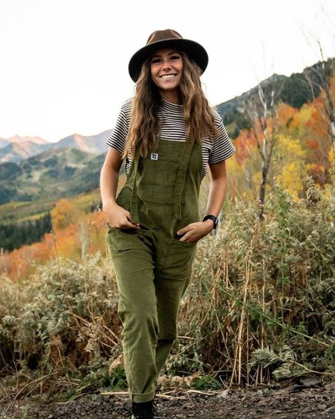 Lucy & Yak on Instagram: “Beautiful snap of @laurennriggs looking like our Olive Cord dungarees were absolutely made for her 👌🌿🌾 ⠀ ⠀ We're now stocked up in every…” Farmer Clothes, Farmer Outfit, Farm Fashion, Corduroy Dungarees, Female Farmer, Lucy And Yak, Farm Clothes, Gardening Outfit, Moda Boho