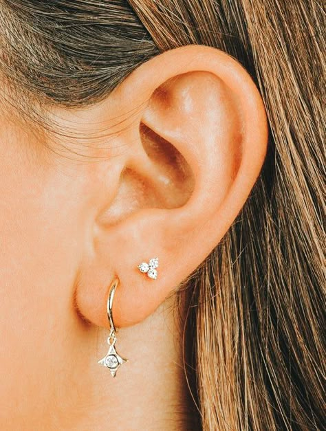 2 Hole Ear Piercing Earrings, Piercings Ear Conch, Second Hole Earrings, Piercing Stud, Tiny Gold Studs, Ear Piercings Tragus, Outfit Comfortable, Cool Ear Piercings, Pretty Ear Piercings