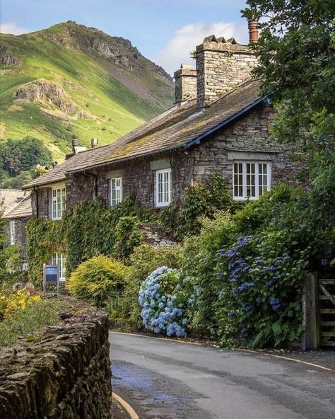 England Aesthetic, England Countryside, Countryside Cottage, English Village, Countryside House, British Countryside, Country Side, Beautiful Villages, Old Stone