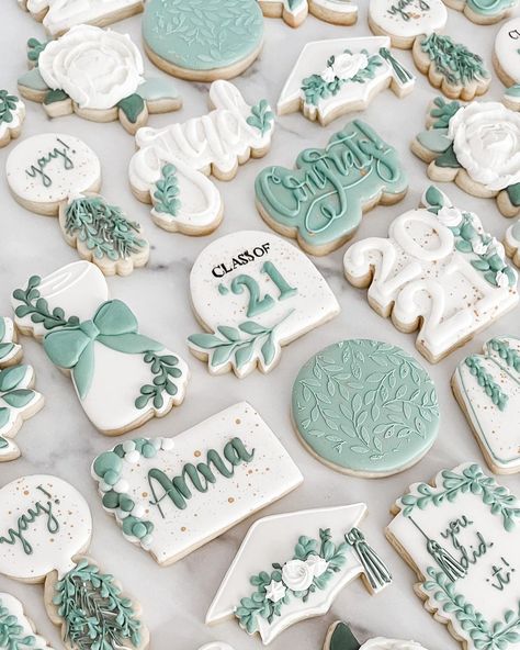 The Flour Shoppe Cookie Co on Instagram: “Cheating and posting both my graduation sets together since I’m so far behind on posting! Tell me if you like the sage green or purple…” Blue Baby Shower Cookies, Graduation Brunch, Graduation Desserts, Monogram Cookies, Royal Icing Sugar, Lace Cookies, Crazy Cookies, Iced Sugar Cookies, Graduation Cookies