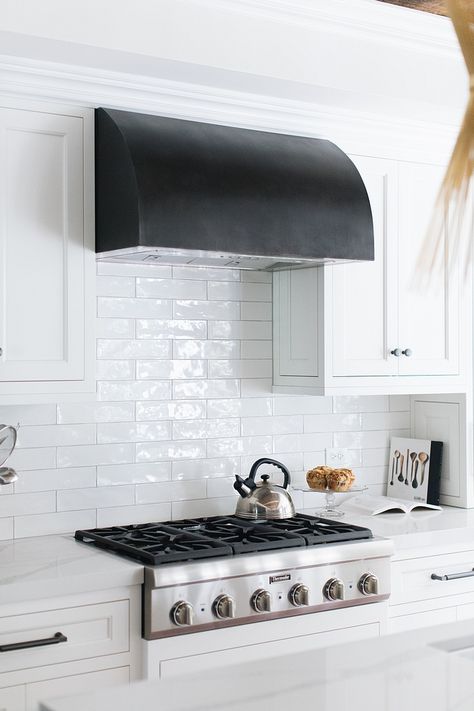 Black and White Modern Farmhouse - Home Bunch  Interior Design Ideas Black And White Modern Farmhouse, White Subway Tiles Kitchen Backsplash, White Subway Tile Kitchen, White Tile Kitchen Backsplash, White Modern Farmhouse, Subway Tile Backsplash Kitchen, White Kitchen Tiles, White Tile Backsplash, Home Bunch