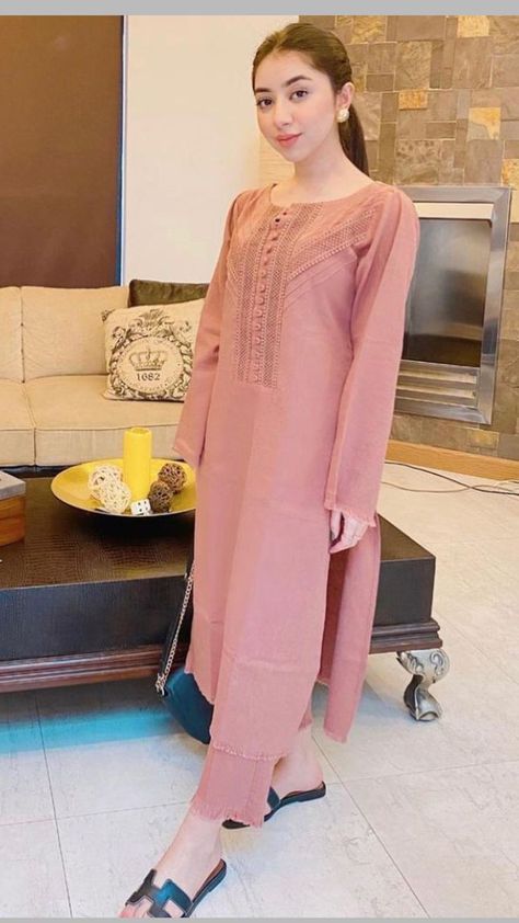 Pakistani Women Dresses, Lace Dress Design, Womens Trendy Dresses, Stylish Short Dresses, Pakistani Fancy Dresses, Pakistani Fashion Party Wear, Salwar Kamiz, Dress Design Patterns, Sleeves Designs For Dresses