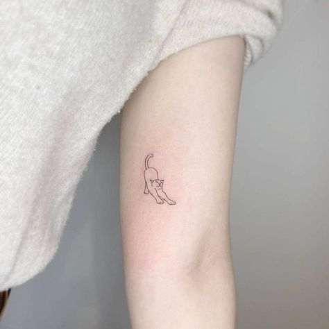 Cute and minimalist! Line Tattoo Cat, Cat Tattoo Arm, One Line Cat Tattoo, Cat Fine Line Tattoo, Fine Line Tattoo Arm, Unique Cat Tattoo, 2 Cats Tattoo, Fine Line Cat Tattoo, Dainty Cat Tattoo