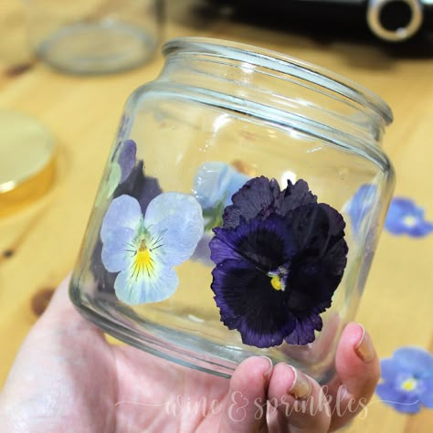 Pressed Flower Candles, Diy Candles With Flowers, Candles Wine, Pressed Flower Wall, Dried Flower Candles, Decorated Candles, Pressed Flowers Diy, Candle Projects, Pressed Flower Crafts