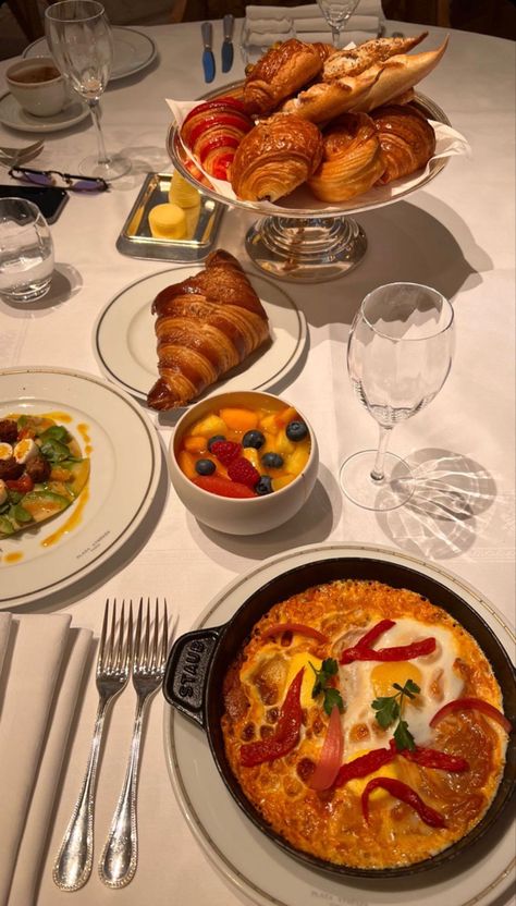 Breakfast Luxury, French Recipes Authentic, Breakfast In Paris, Food Luxury, Fancy Breakfast, Paris Breakfast, Italian Breakfast, Fancy Kitchens, Hotel Breakfast