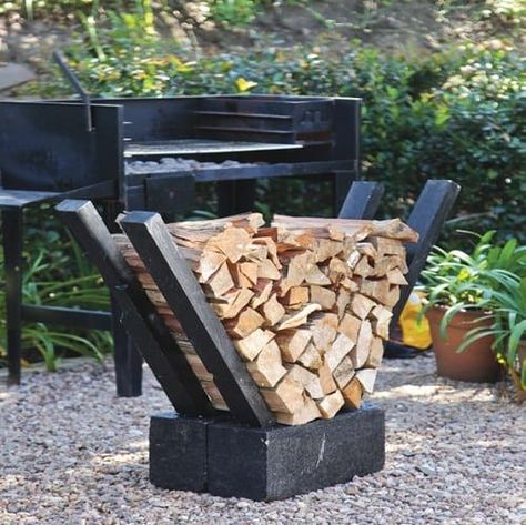 Firewood Storage Outdoor, Outdoor Firewood Rack, Firewood Holder, Fire Pit Landscaping, Firewood Storage, Front Yard Landscaping Simple, Backyard Diy Projects, Front House Landscaping, Backyard Fire