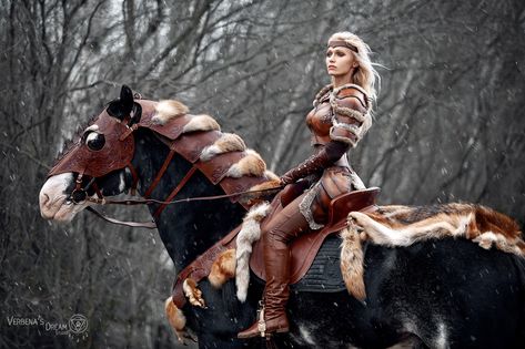 Armored Horse, Barbarian Woman, Viking Warrior Woman, Life Drawing Reference, Viking Men, Horse Armor, Princess Cosplay, Female Knight, Leather Armor