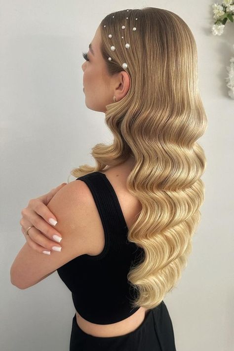 sleek front hollywood waves Hollywood Waves Wedding, Debs Hairstyles, Waves Wedding Hairstyles, Bridal Waves, Bridal Hair Down, Winter Wedding Hair, Bridal Hair Veil, Sleek Hair, Glam Waves