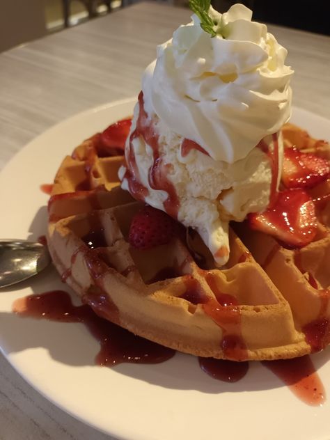 Strawberry Waffle with ice cream🍓 🧇🍦 Harlow James, Crazy Corn, Waffle With Ice Cream, Waffles With Strawberries, Corinne Michaels, Ice Cream Waffle, Waffle Ice Cream, Strawberry Waffles, Food Therapy