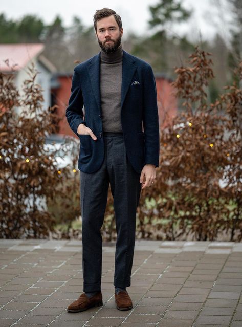 Discover a chic, layered look with a navy blazer and grey turtleneck, perfectly paired with charcoal pants and brown suede loafers for a sophisticated yet approachable ensemble. Ideal for stylish, seasonal transitions. Turtleneck Outfit Men, How To Dress Well, Dress Pants Outfits, Brown Suede Loafers, Gentleman Outfit, Turtleneck Outfit, Navy Dress Pants, Navy Outfit, Navy Blue Suit