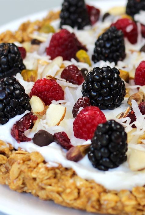 Healthy No Bake Granola Breakfast Pie Granola Pie, Cinnamon Yogurt, No Bake Granola, Yogurt Pie, Yogurt Berries, Healthy No Bake, Breakfast Pie, Easy Granola, Baked Oatmeal Cups