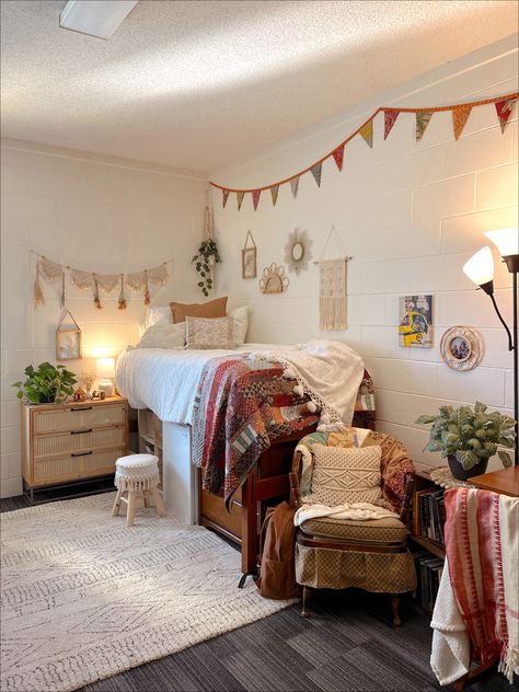 Pink Boho Dorm Room, Room Ideas Aesthetic Boho, Dorm Room Plants, College Dorm Room Aesthetic, College Dorm Room Ideas Aesthetic, Dorm Room Ideas Aesthetic, Boho Dorm Room Ideas, Bohemian Dorm Rooms, Luxury Dorm Room