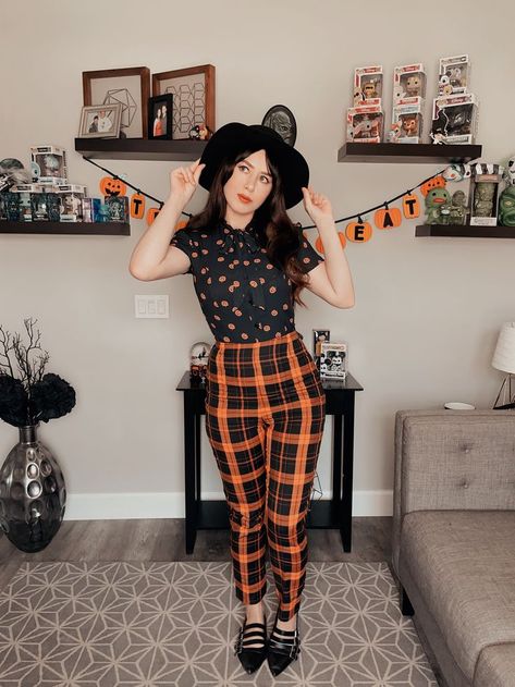 Halloween Inspired Outfits, Casual Halloween Outfits, Halloween Fashion Outfits, Teacher Outfit Ideas, Edgy Work Outfits, Moda Pinup, Orange Outfits, October Outfits, Estilo Pin Up