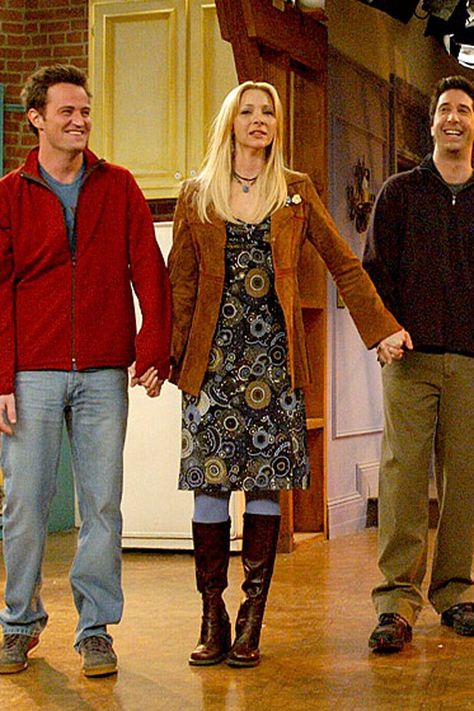 40 Kooky Phoebe Buffay Fashion Moments You Forgot You Were Obsessed With on "Friends"- Cosmopolitan.com Closet Con Tv, Phoebe Friends, Phoebe Buffay Outfits, Friends Phoebe, Friends Outfits, Tv Show Outfits, Phoebe Buffay, Fashion Moments, Celebrity Style Red Carpet