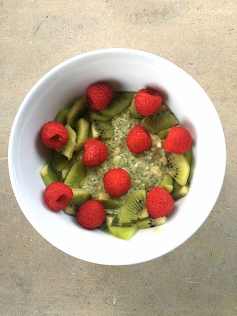 Matcha chia seed overnight oats with almond milk, honey, vanilla, oats, chia seeds, raspberries and kiwi. Overnight Oats With Almond Milk, Chia Seed Overnight, Chia Seed Overnight Oats, Raspberry Oats, Clean Breakfast, Milk Honey, Food Inspo, Overnight Oats, Chia Seeds