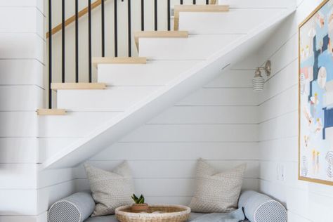 Under Stairs Nook, Room Under Stairs, Stair Nook, درج السلم, Stairs In Living Room, Staircase Storage, Under The Stairs, Coastal Living Rooms, Understairs Storage