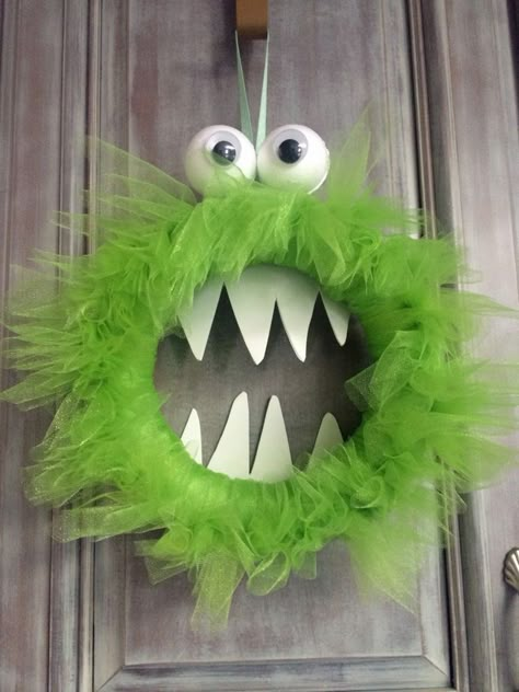 Monster Wreath, Halloween Decor Ideas, Homemade Halloween Decorations, Dollar Store Halloween, Adornos Halloween, Halloween Crafts Decorations, How To Craft, Homemade Halloween, Fall Halloween Crafts